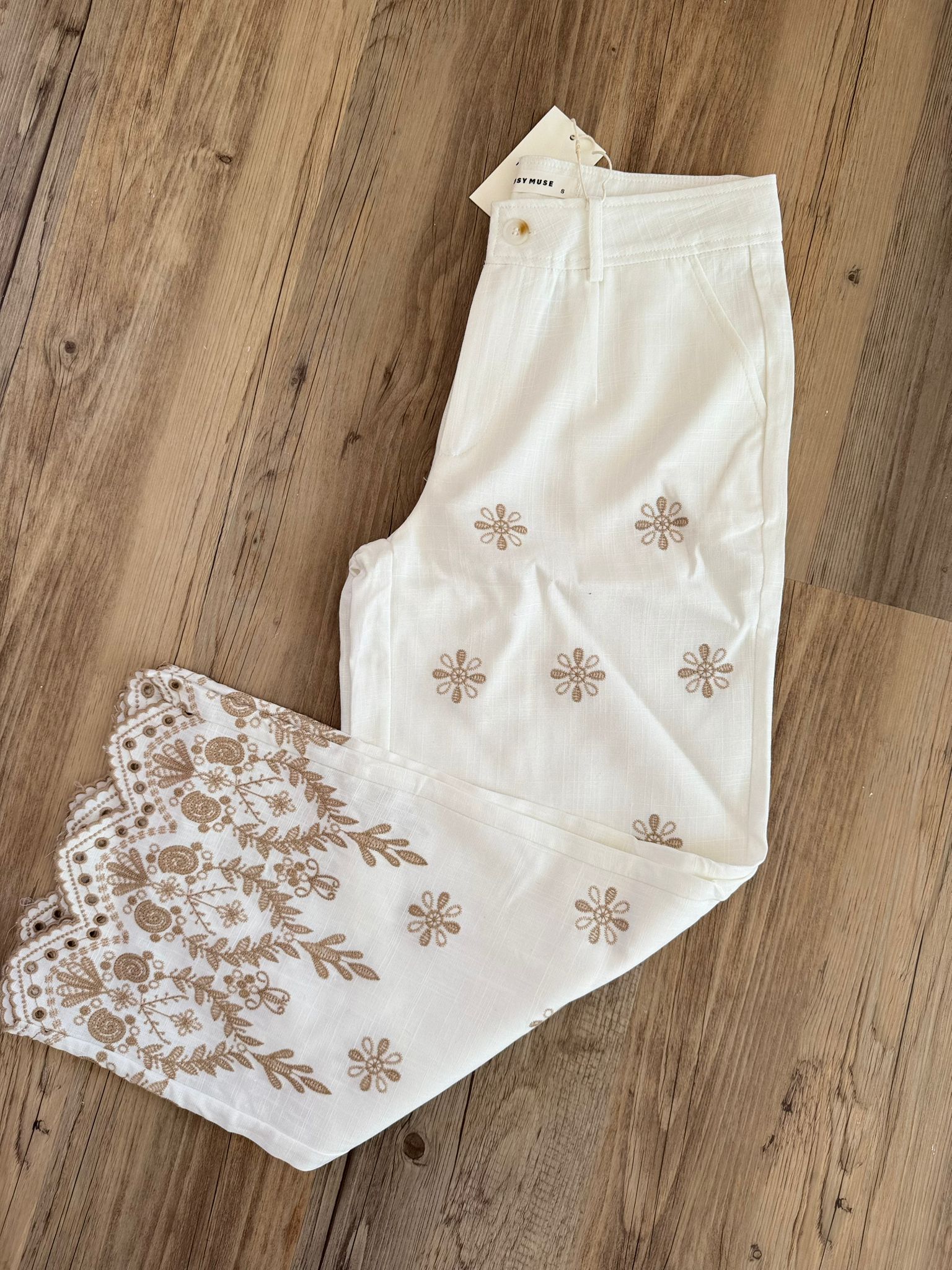 Pantalon beige avec broderie beige