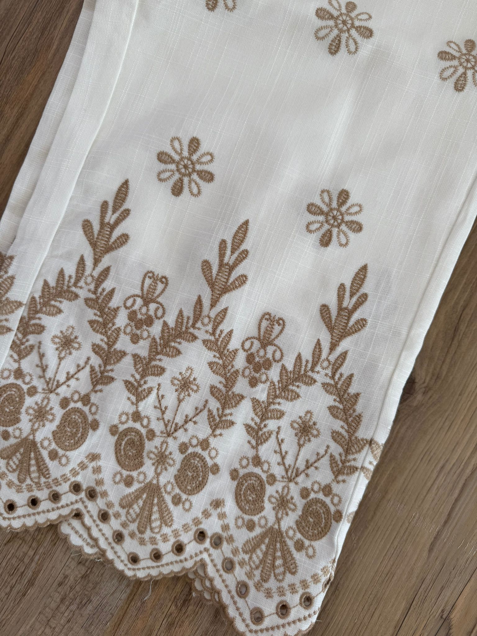 Pantalon beige avec broderie beige
