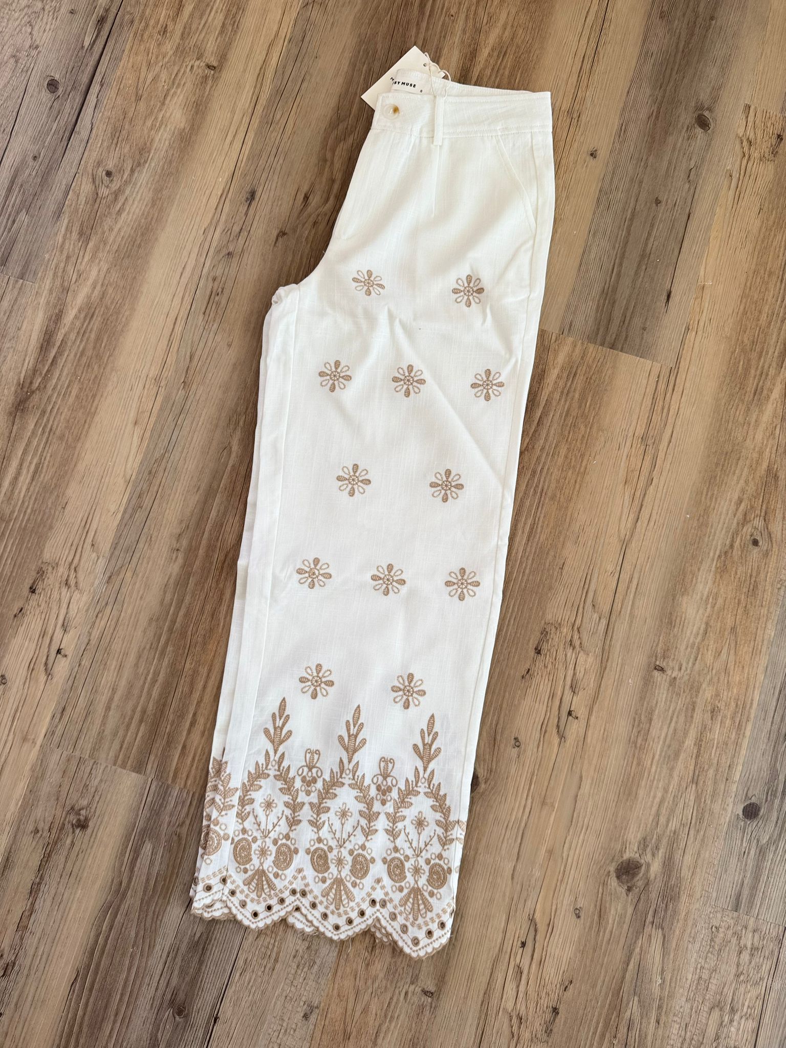 Pantalon beige avec broderie beige