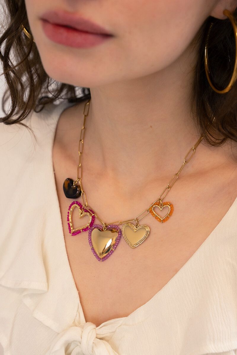 Collier avec des cœurs colorés