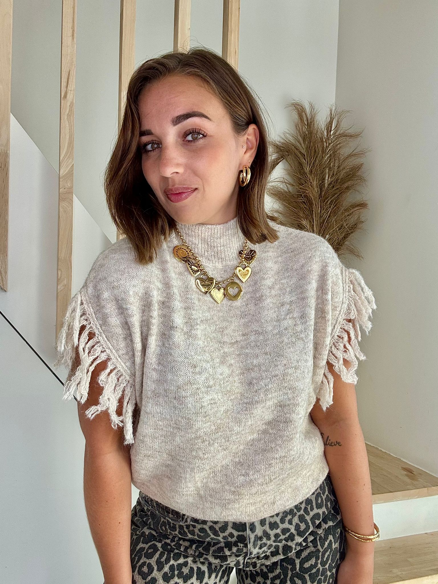 pull sans manche, collier coeur, boucle