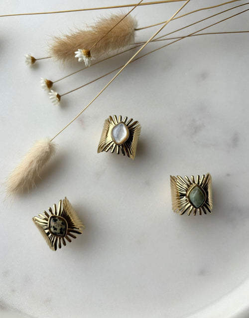 Bague avec pierre blanche