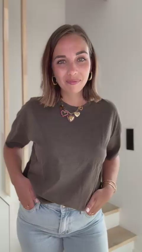 t-shirt violette, collier coeur coloré et boucle solène