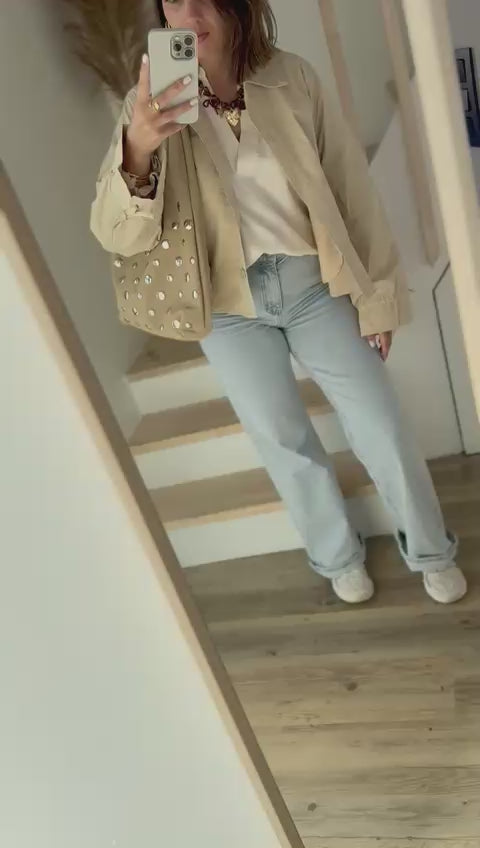 blouse flore, trench, sac & collier ligne sauvage